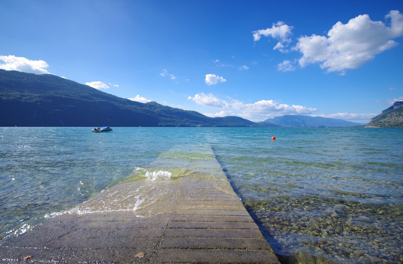 Ponton de bois sur les eaux limpides du lac du Bourget
