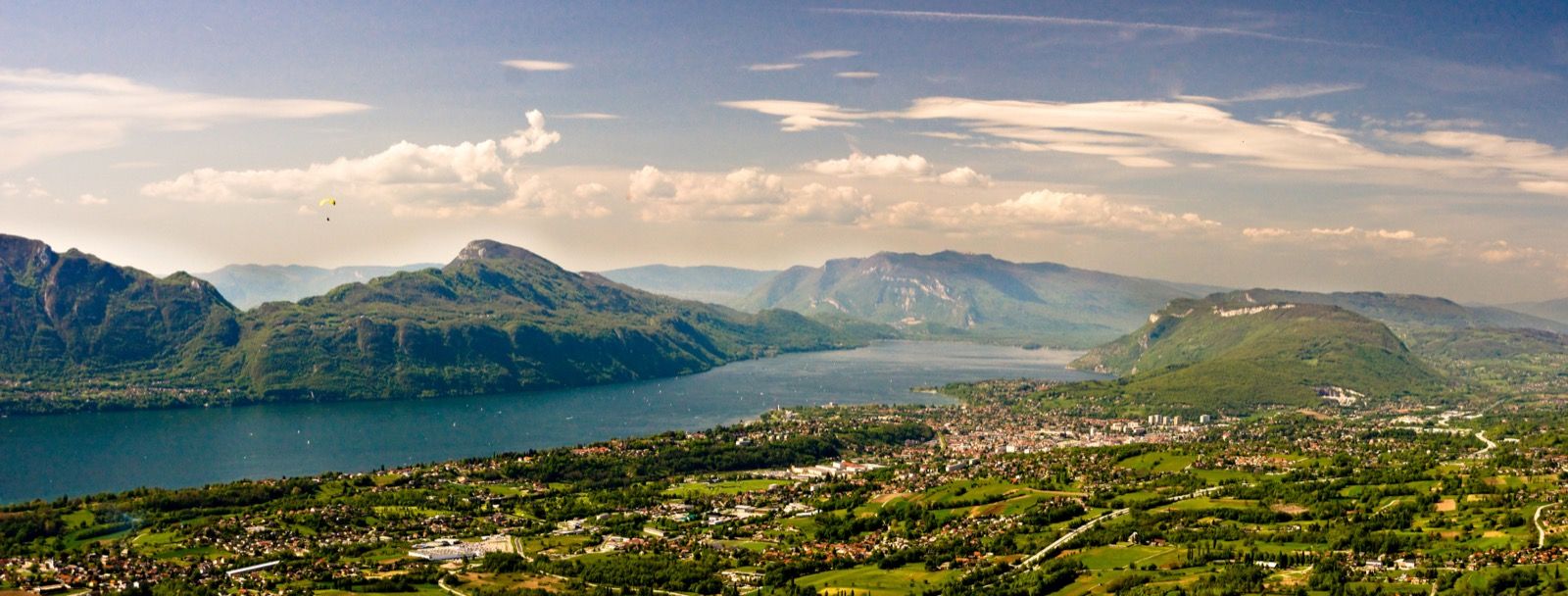Vue aérienne du lac du Bourget et de la région d'Aix-les-Bains