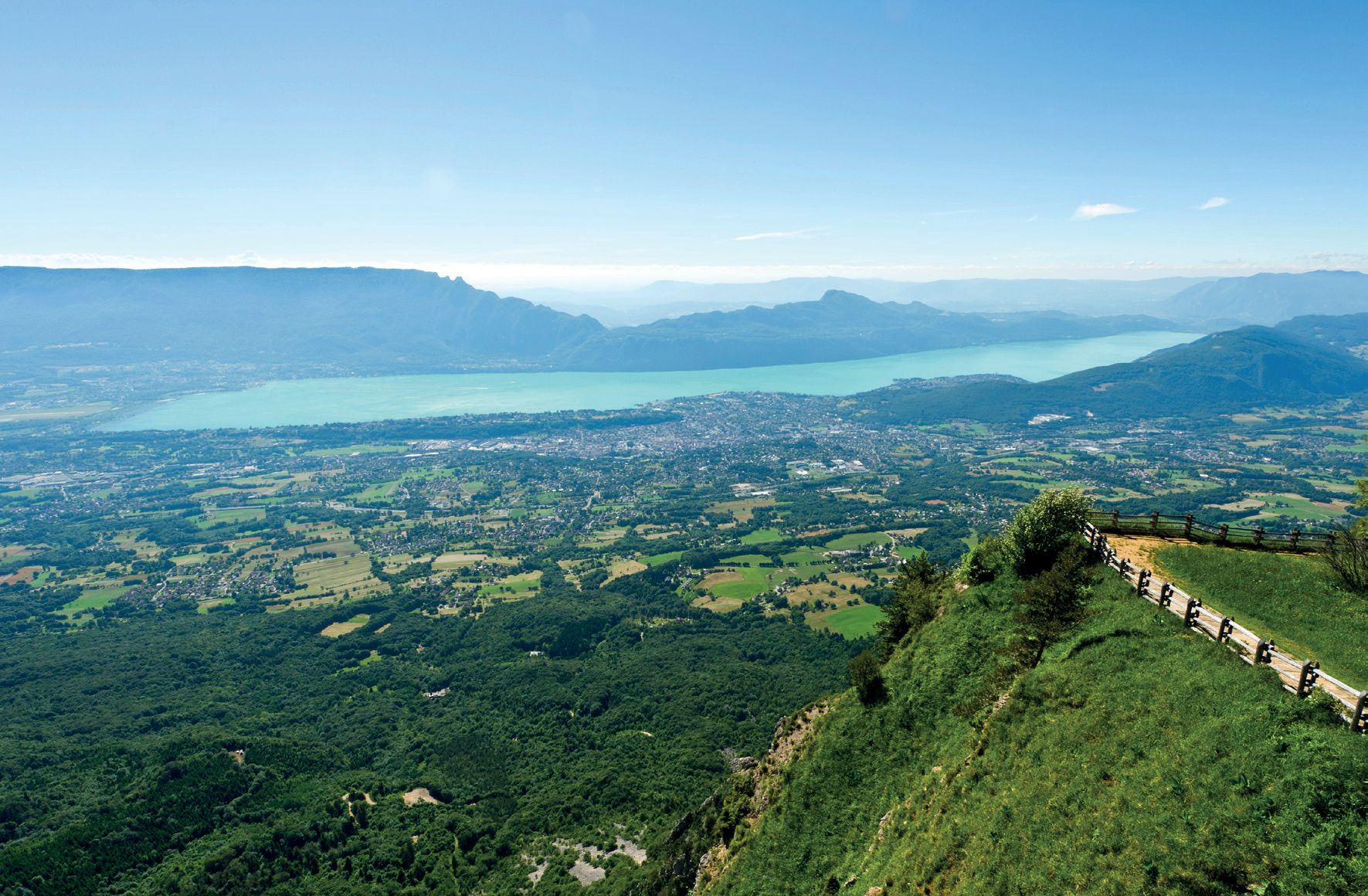 Vue aérienne du lac du Bourget et de la vallée depuis les hauteurs